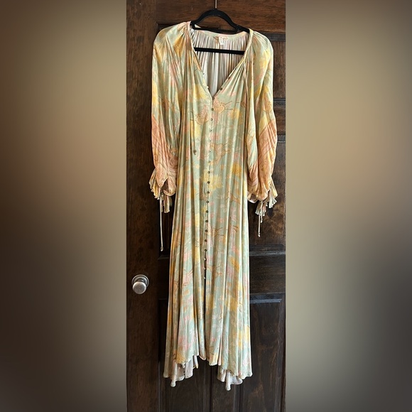 I only worn this once and it doesn’t quite fir me well - Picture 4 of 5